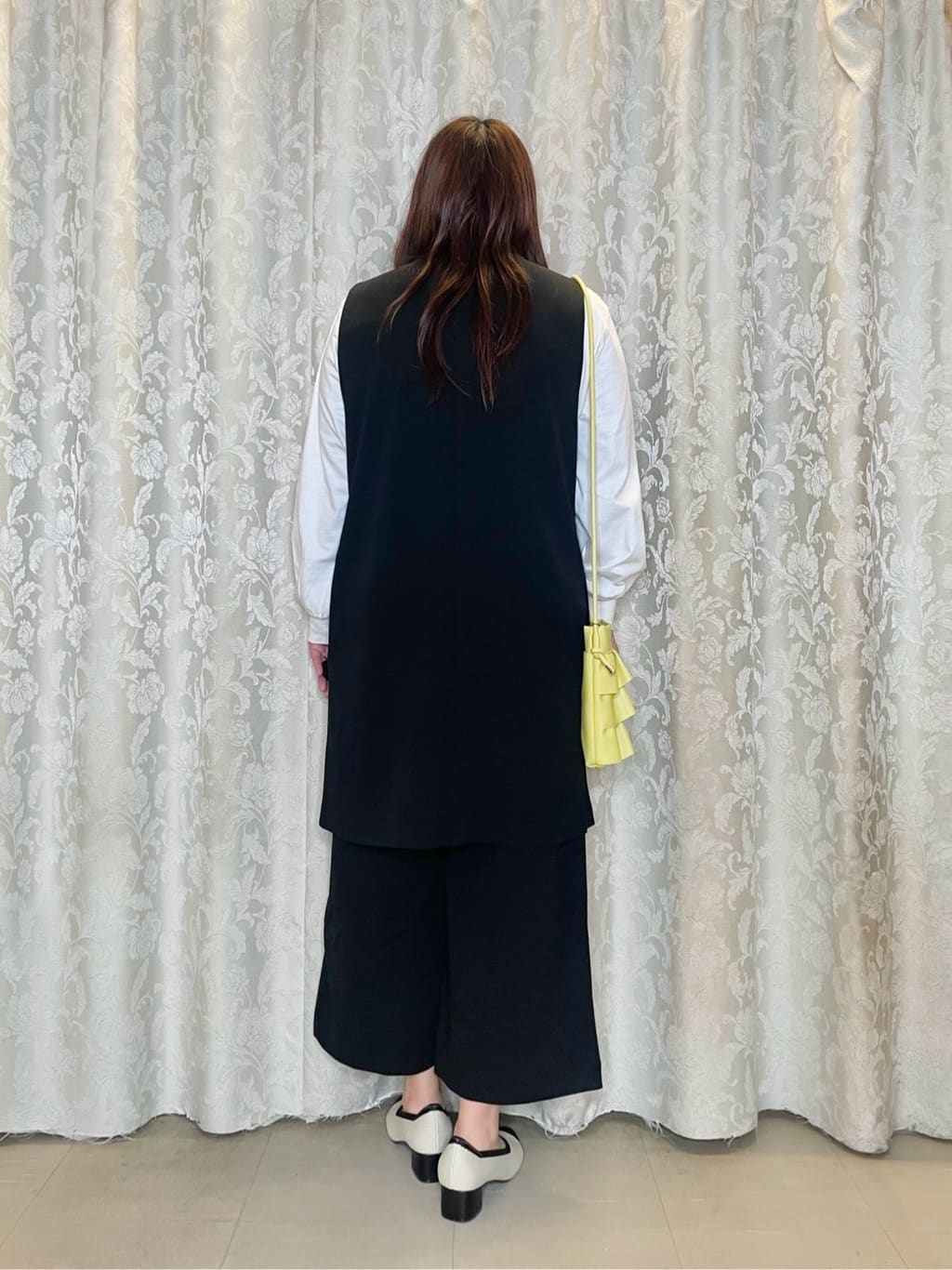 Ayaさんの「SHOO･LA･RUE｜【通勤/デイリー/セットアップ可】マルチに使える カットジョーゼット ワイドパンツ」を使ったコーディネート