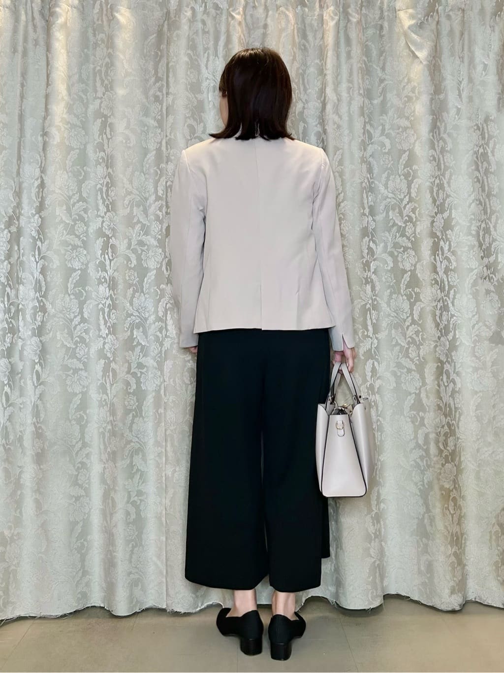 ネリさんの「SHOO･LA･RUE｜【通勤/デイリー/セットアップ可】マルチに使える カットジョーゼット ワイドパンツ」を使ったコーディネート