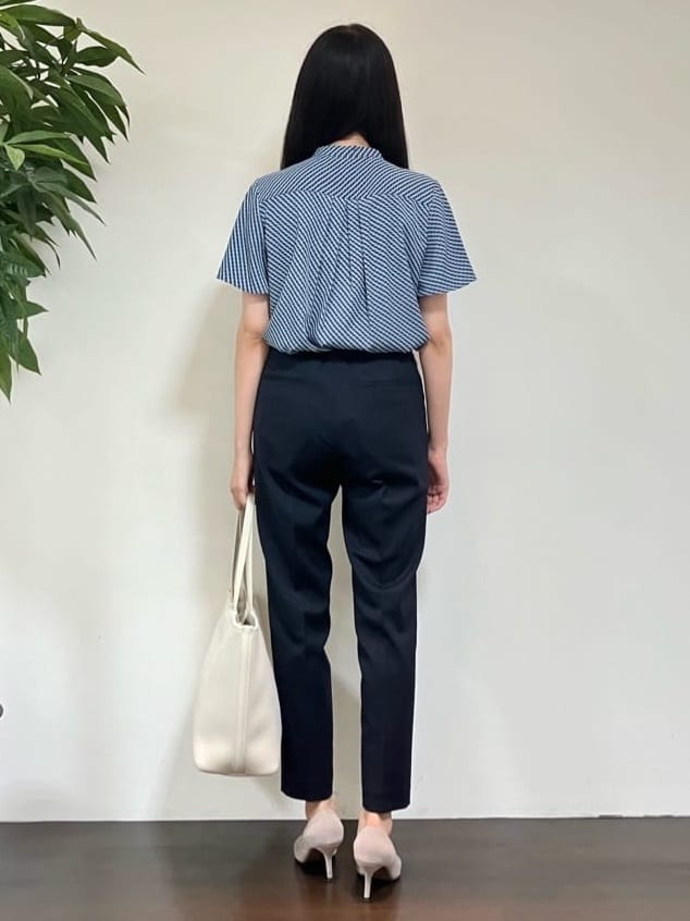 カレンさんの「UNTITLED｜【洗える通勤スーツ】レジェールギャバ ストレッチテーパードパンツ」を使ったコーディネート