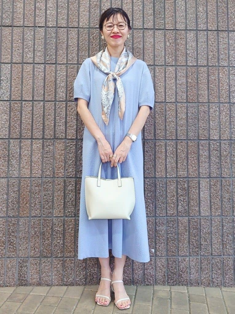 MUTSUKOさんの「UNTITLED｜【手洗い／88cm正方形】エンブレムプリントスカーフ」を使ったコーディネート