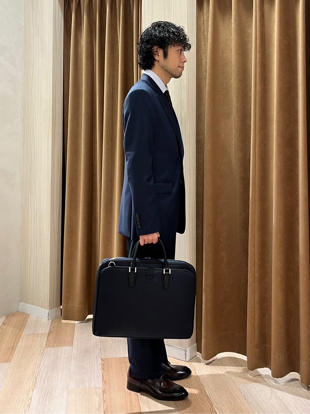 URAさんの「TAKEO KIKUCHI｜【Three by Three】シャイニーシャークピンヘッド スーツ/3ピース対応可」を使ったコーディネート