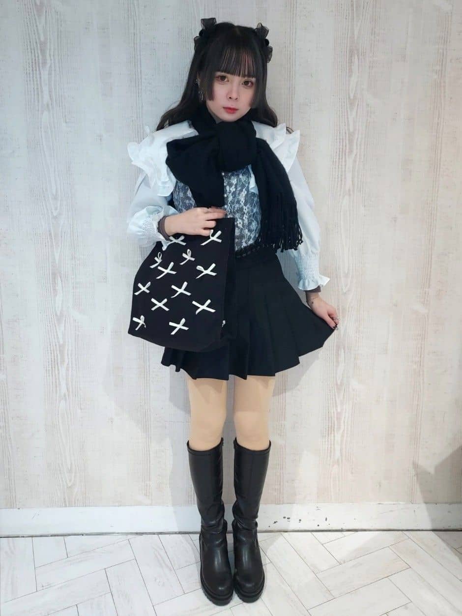 HUANG WEI HSUANさんの「ESPERANZA｜洗えるシンプルカラーストール 累計販売約5000枚【防寒／マフラー／無地／ギフト】」を使ったコーディネート