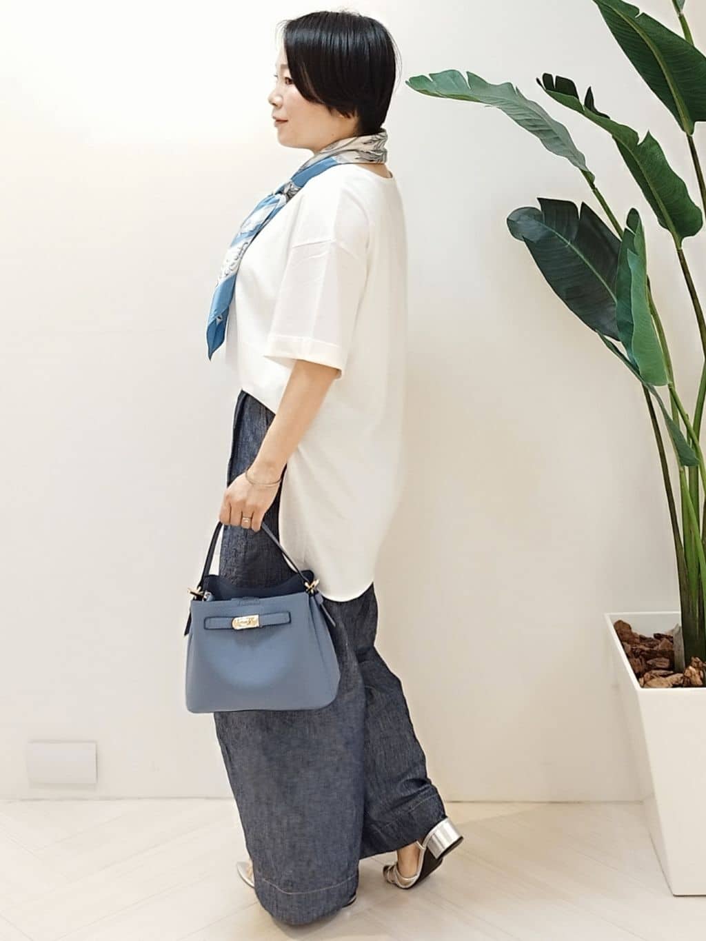 s u g iさんの「UNTITLED｜【手洗い／88cm正方形】エンブレムプリントスカーフ」を使ったコーディネート