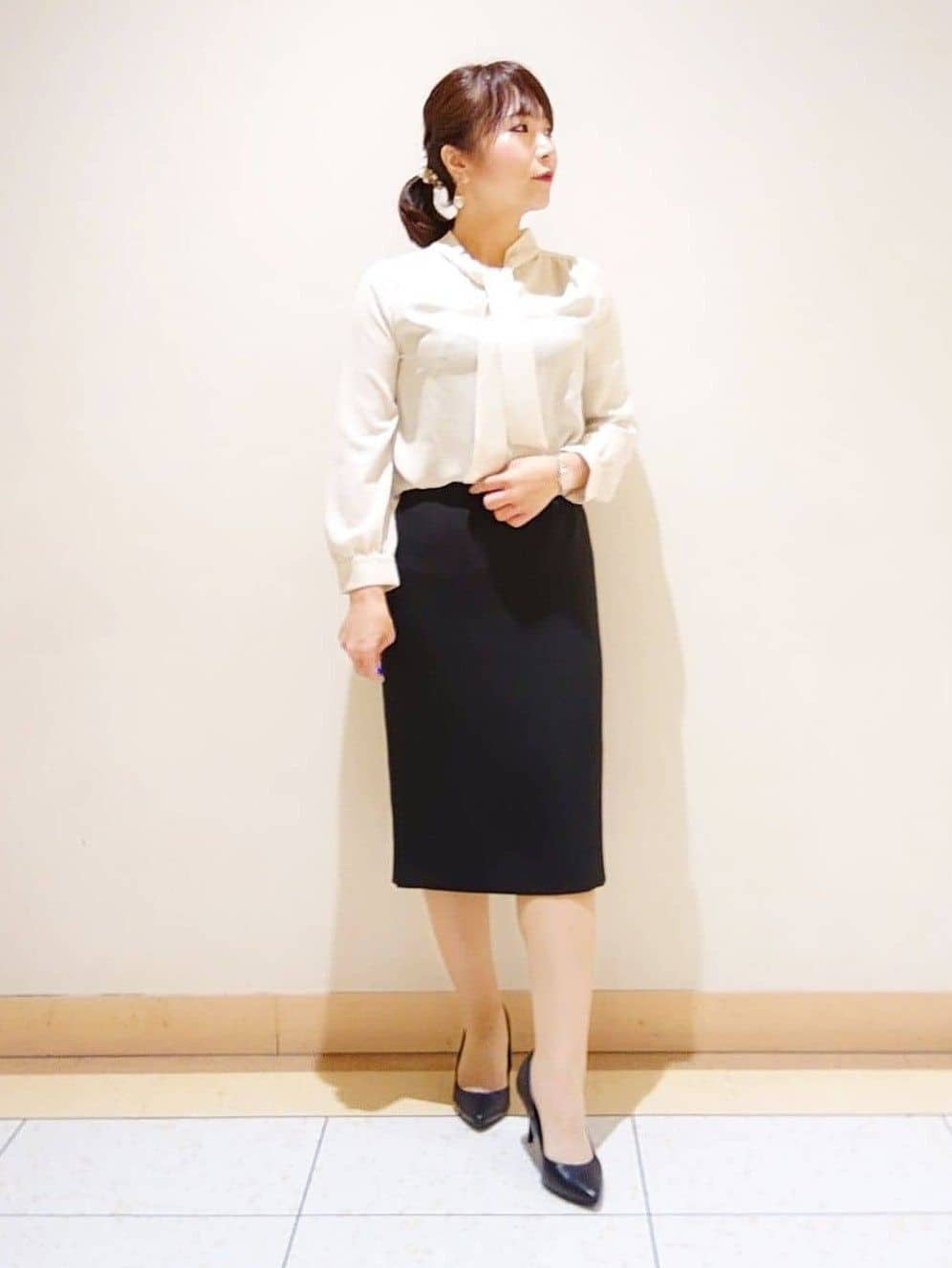 TOMOMIさんの「INDIVI｜【定番スーツ／UVケア／イージーケア／洗える】ウール調ストレートスカート」を使ったコーディネート