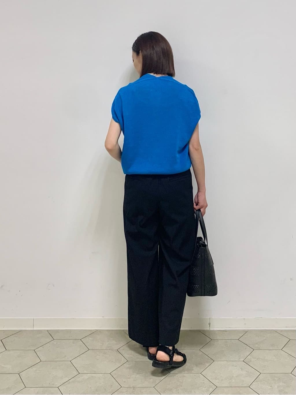 yurinaさんの「INDIVI｜【褒められパンツ／洗える／ウエストゴム】ワイドタックパンツ」を使ったコーディネート