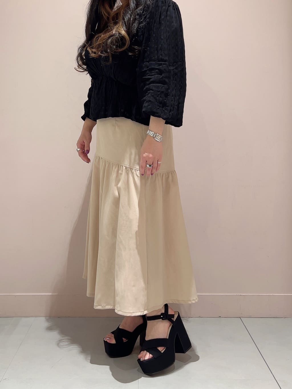 りえさんの「ESPERANZA｜◆【ラク盛り／サンダル】リピーター続出／脚長美脚　ラク盛り厚底サンダル　24年Ver」を使ったコーディネート