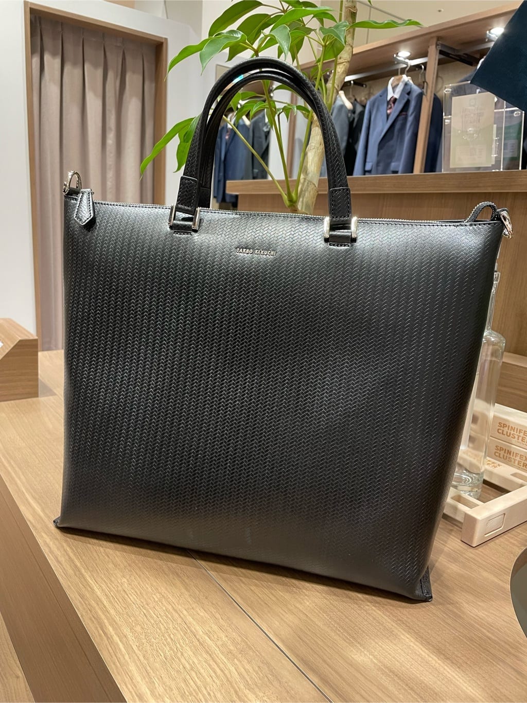 コウノ モトヤさんの「TAKEO KIKUCHI｜【Made in JAPAN】ブロード レギュラーカラー ドレスシャツ」を使ったコーディネート