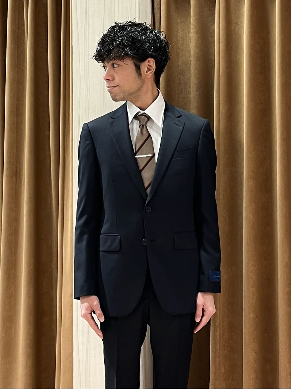 URAさんの「TAKEO KIKUCHI｜【冠婚葬祭】無地 サージスーツ/3ピース対応可」を使ったコーディネート
