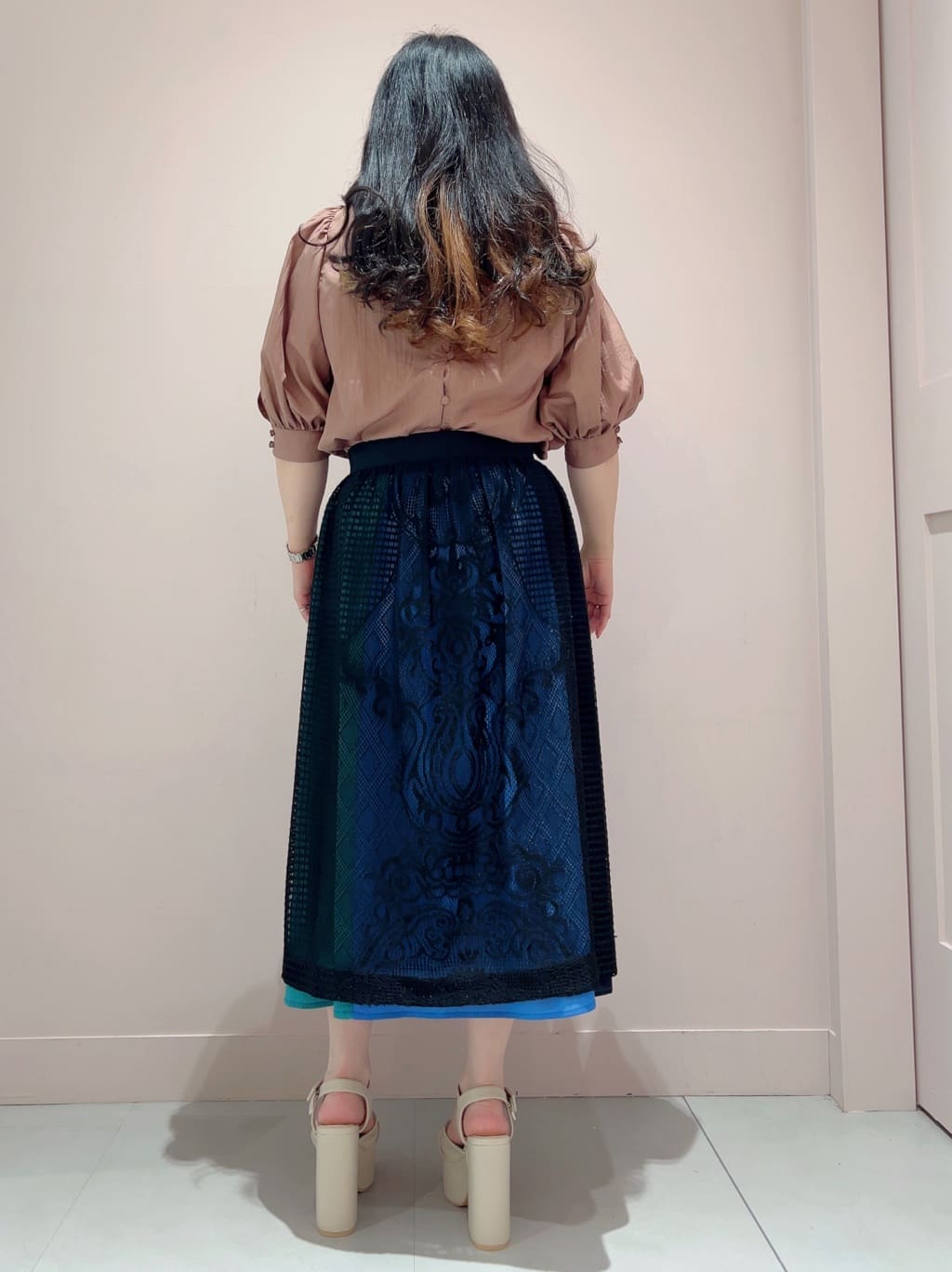 りえさんの「ESPERANZA｜◆【ラク盛り／サンダル】リピーター続出／脚長美脚　ラク盛り厚底サンダル　24年Ver」を使ったコーディネート