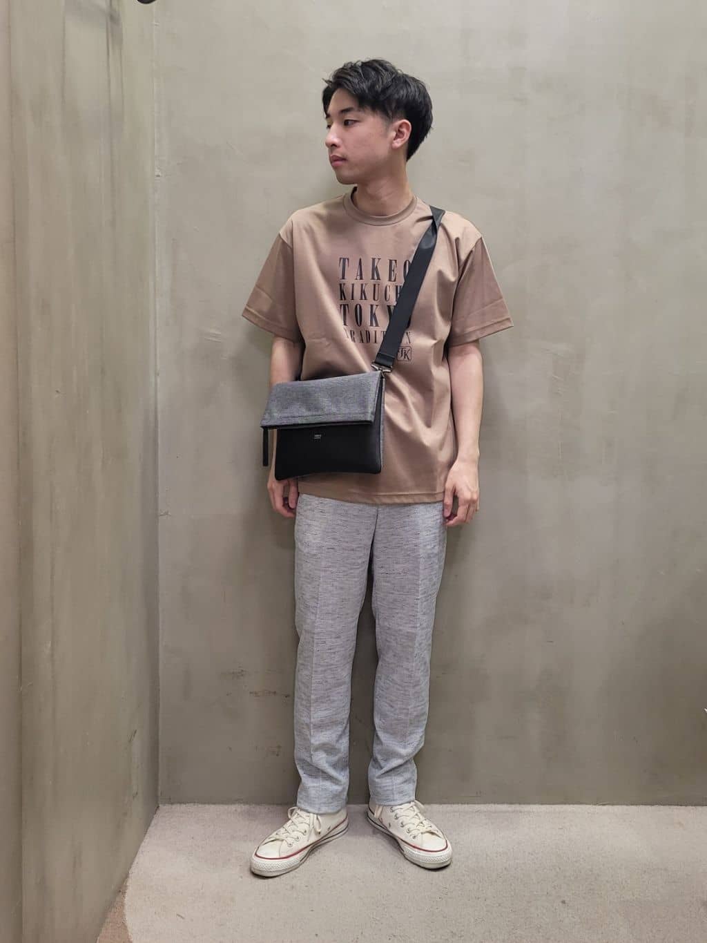 白木駆さんの「TAKEO KIKUCHI｜【尾州織】リネンブレンド メッシュパンツ」を使ったコーディネート