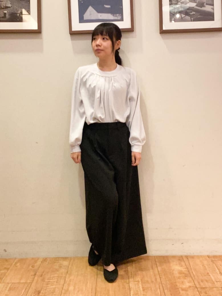 momoさんの「SHOO･LA･RUE｜【通勤/デイリー/セットアップ可】マルチに使える カットジョーゼット ワイドパンツ」を使ったコーディネート