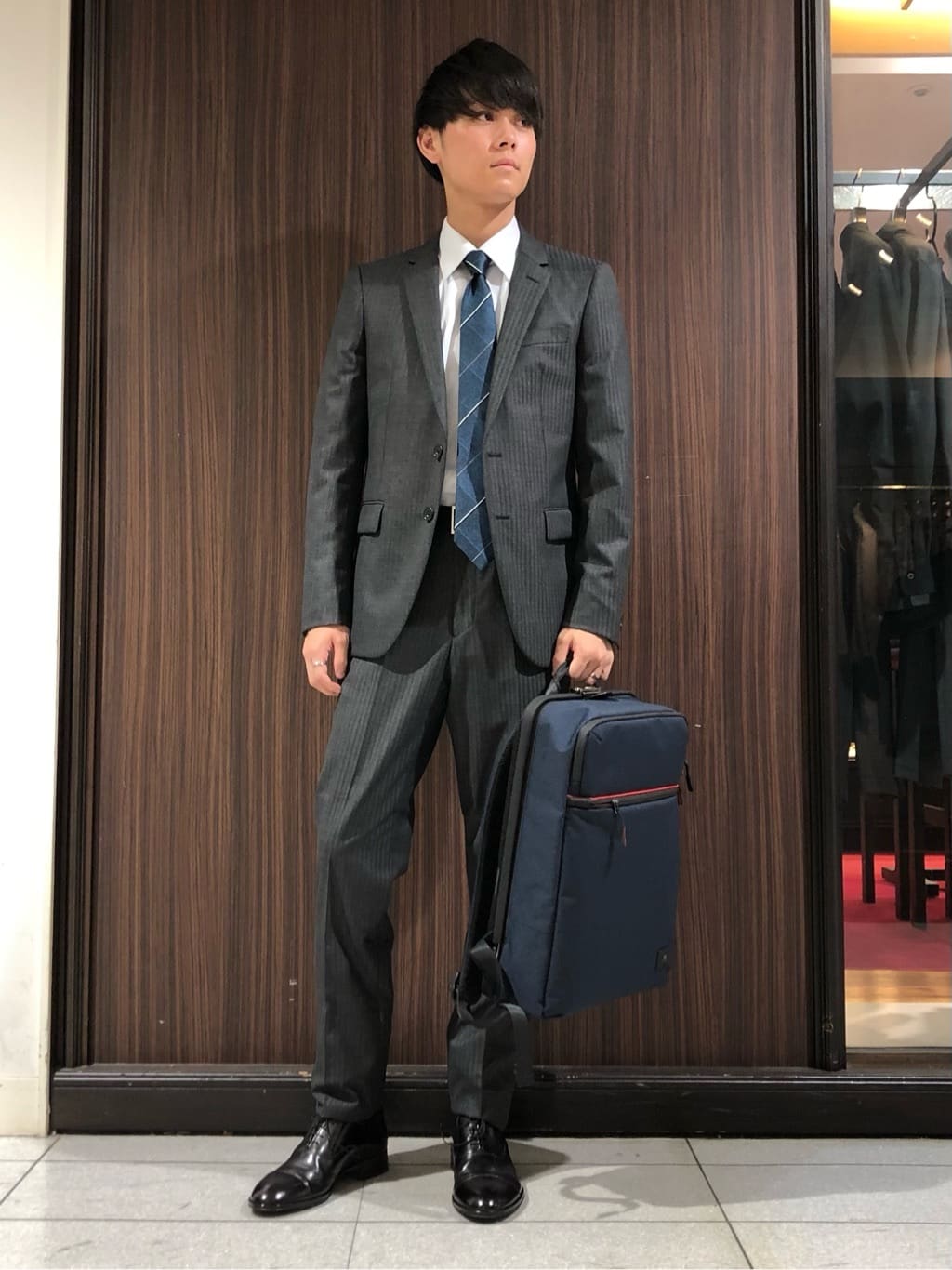 うっちーさんの「TAKEO KIKUCHI｜【ナローモデル】シャイニー ヘリンボン ストライプ スーツ/3ピース対応可」を使ったコーディネート