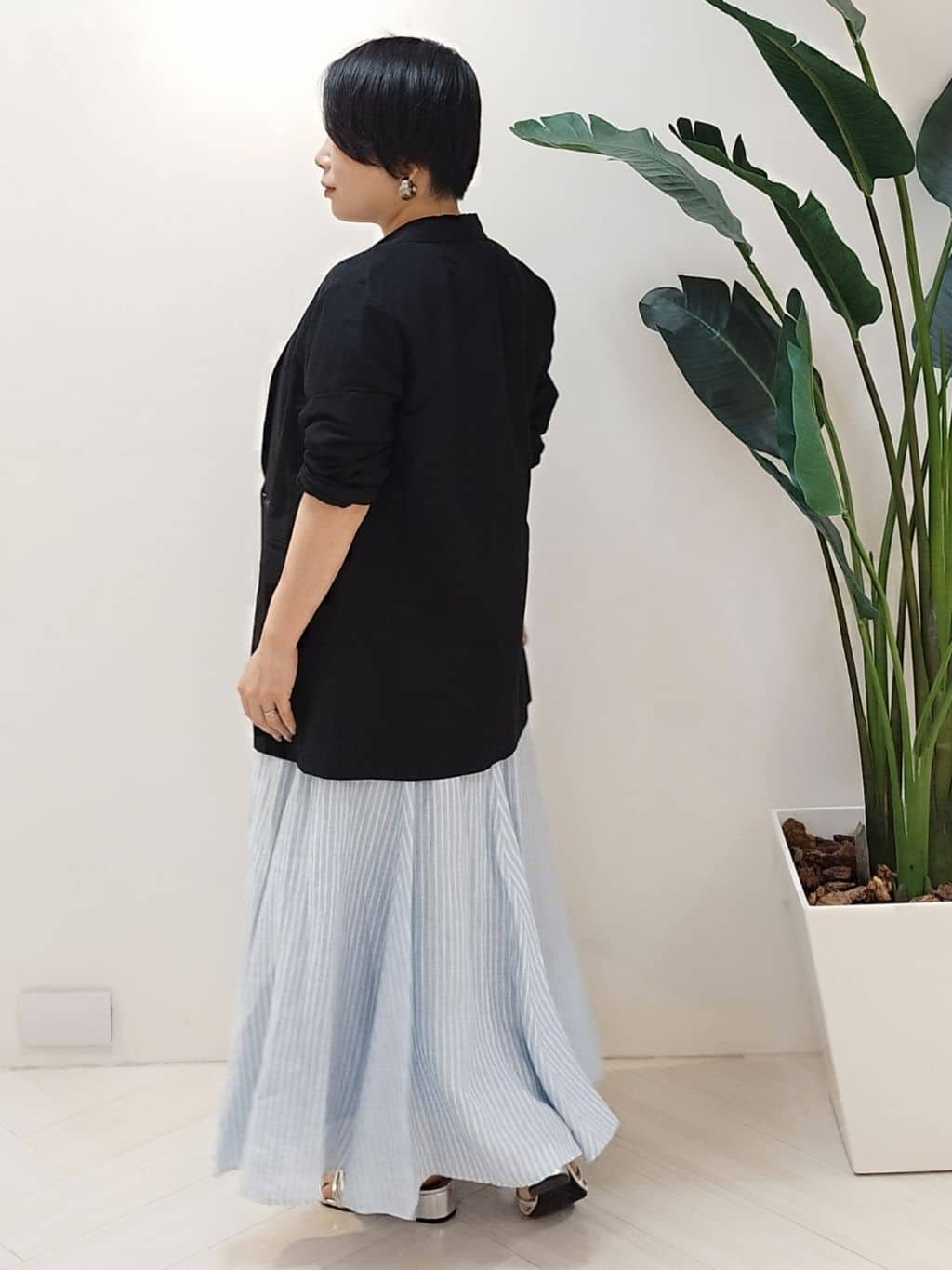 s u g iさんの「UNTITLED｜【手洗い／88cm正方形】エンブレムプリントスカーフ」を使ったコーディネート