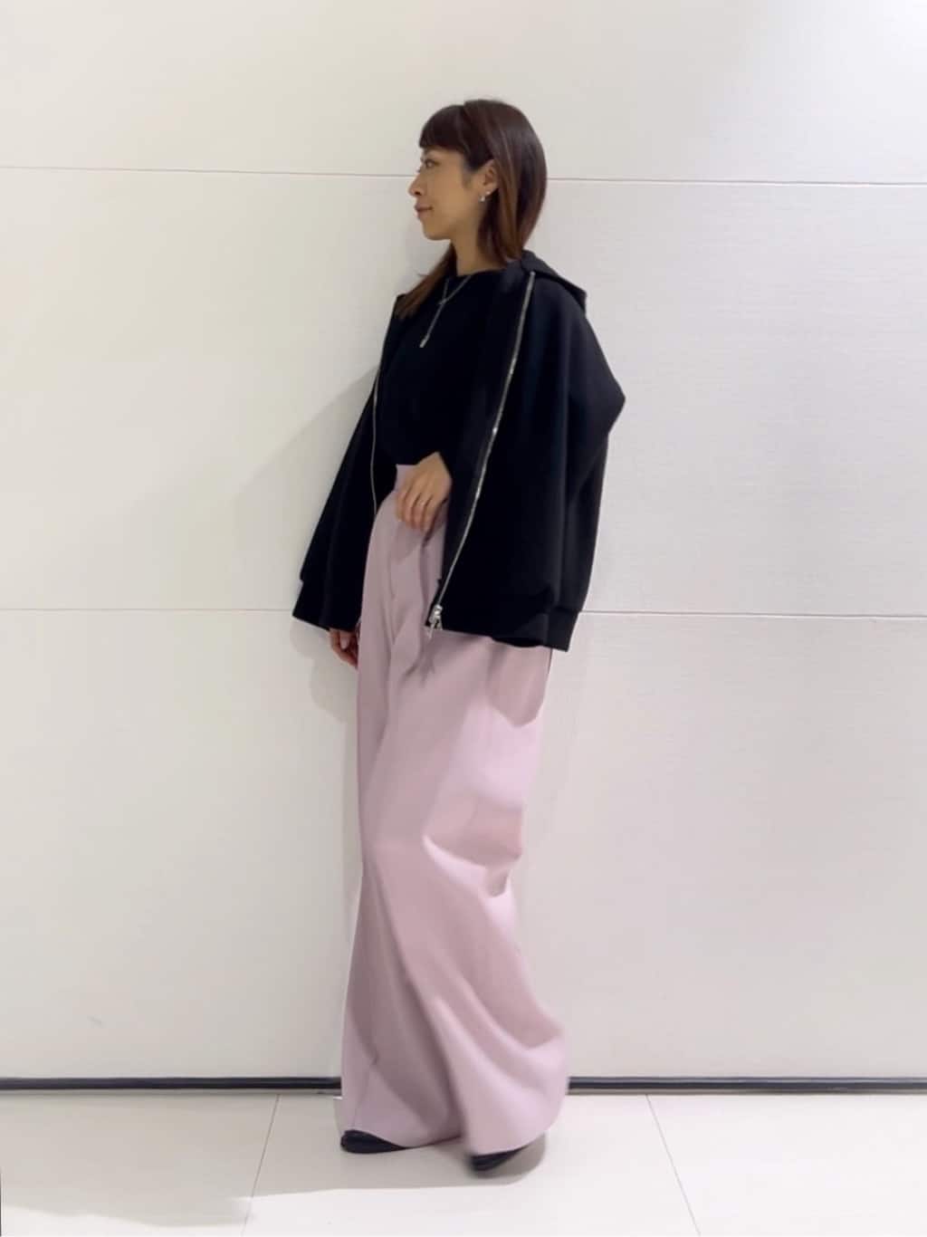 𝑹𝑶𝑴𝑰さんの「INDIVI｜【2WAY／前後着用可能】ラメ入りトレンドニット」を使ったコーディネート