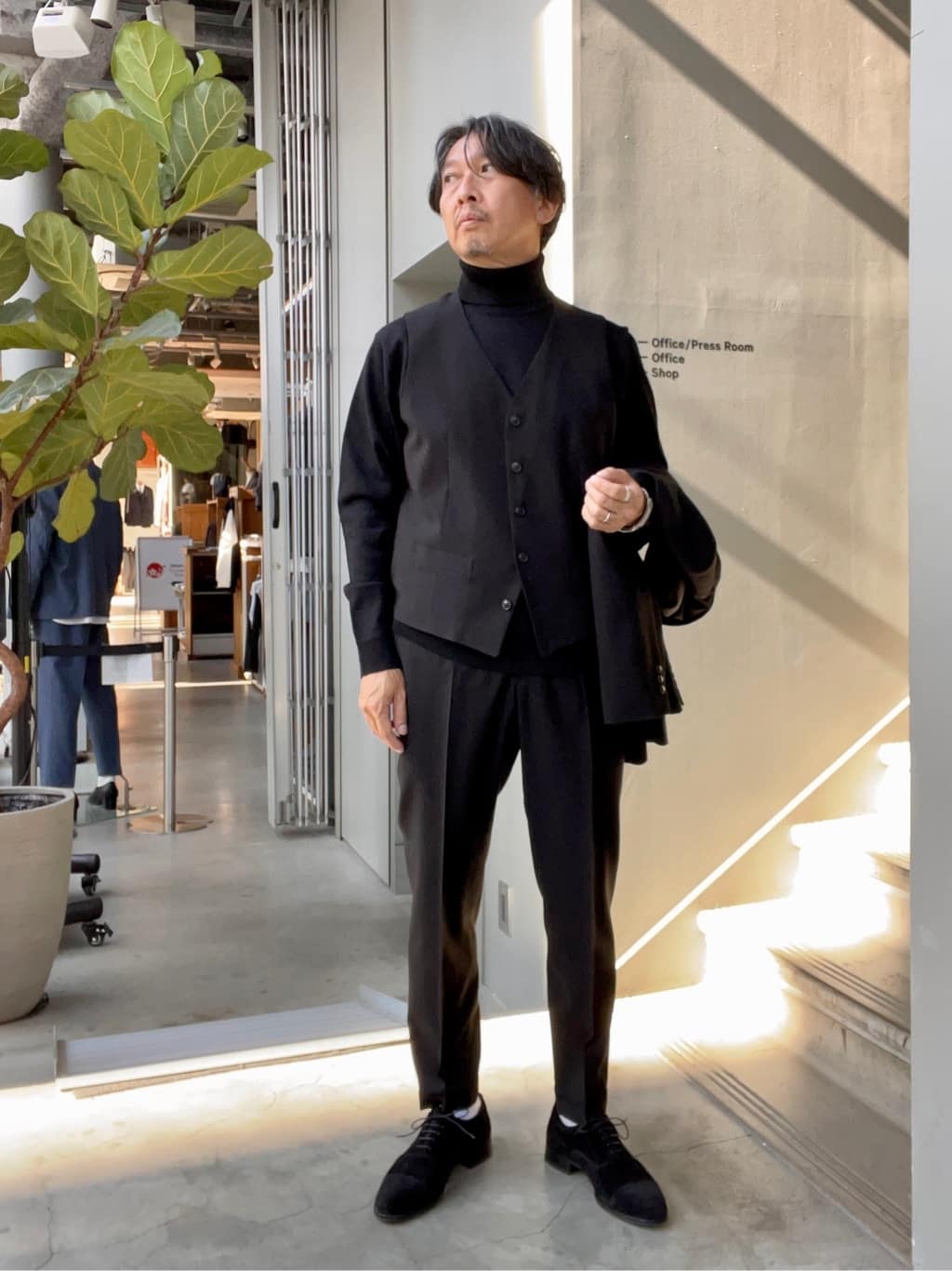 デザイナーTAKEman さんの「TAKEO KIKUCHI｜【Sサイズ～】ディープブラック ヴェスト」を使ったコーディネート