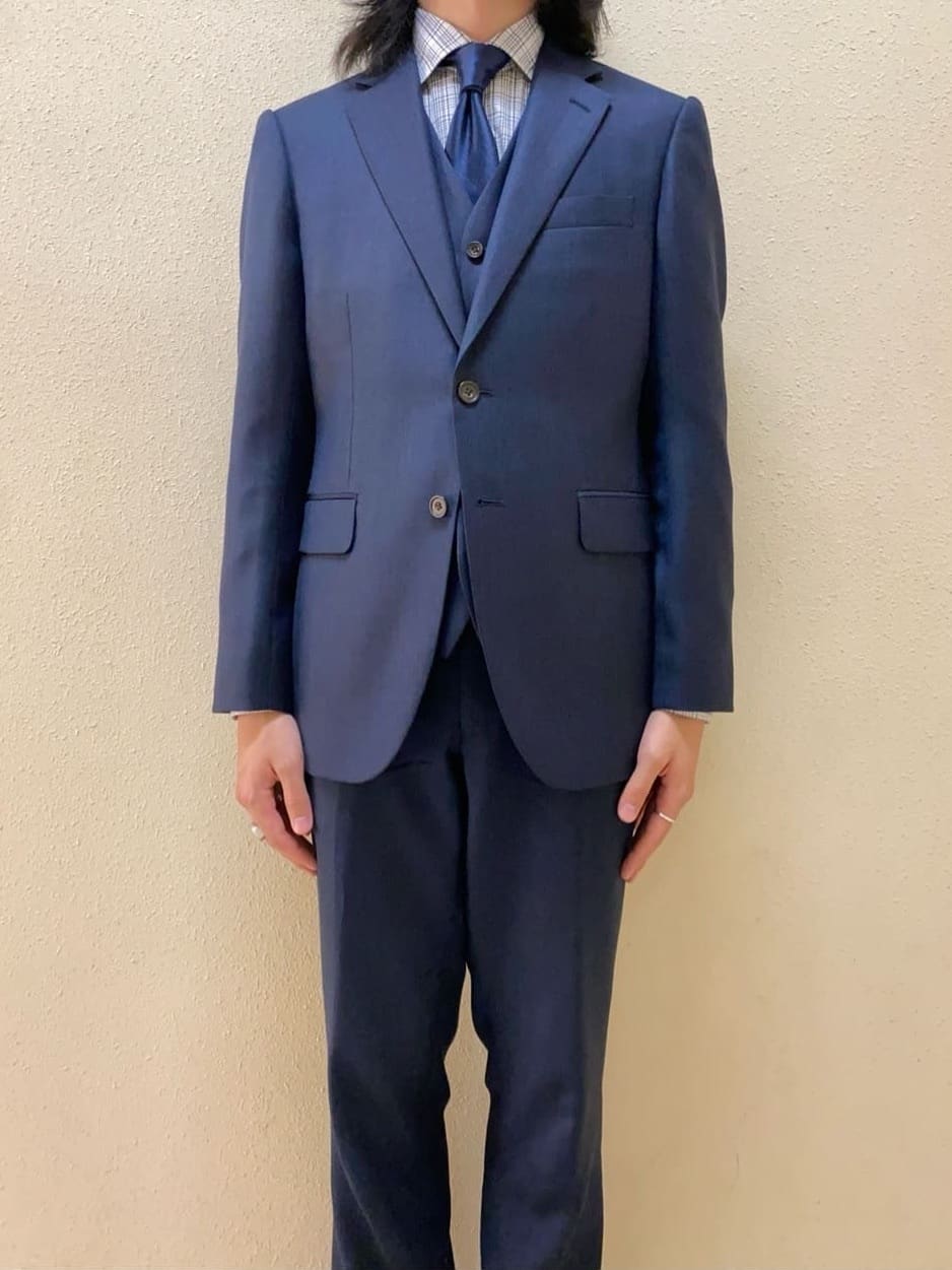 及川さんの「TAKEO KIKUCHI｜【Three by Three】シャイニーシャークピンヘッド スーツ/3ピース対応可」を使ったコーディネート