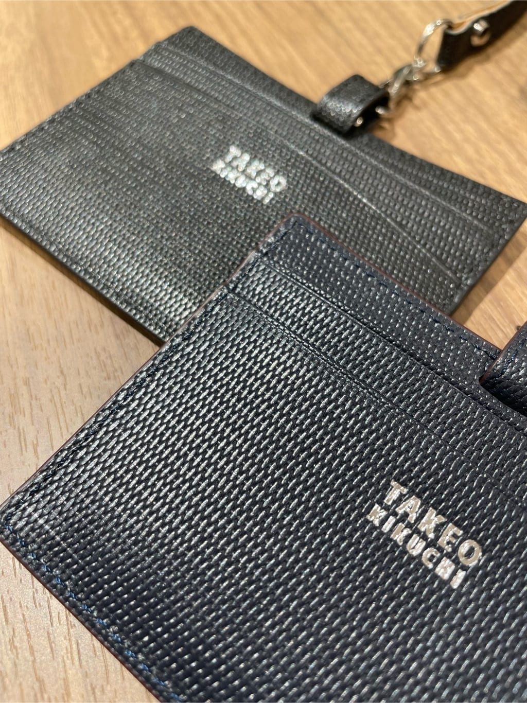 コウノ モトヤさんの「TAKEO KIKUCHI｜【ソフト＆ナチュラル】ミニメッシュ レザー IDカードホルダー」を使ったコーディネート