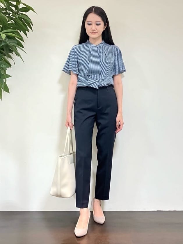 カレンさんの「UNTITLED｜【洗える通勤スーツ】レジェールギャバ ストレッチテーパードパンツ」を使ったコーディネート