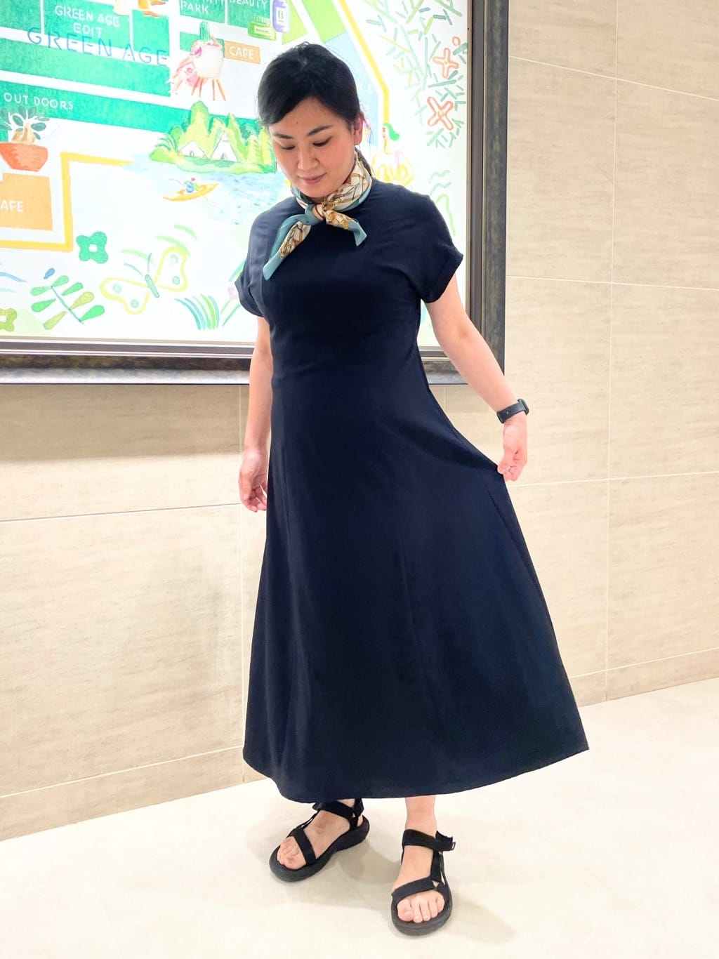 なおさんの「UNTITLED｜【手洗い／58cm正方形】ベルトプリントスカーフ」を使ったコーディネート