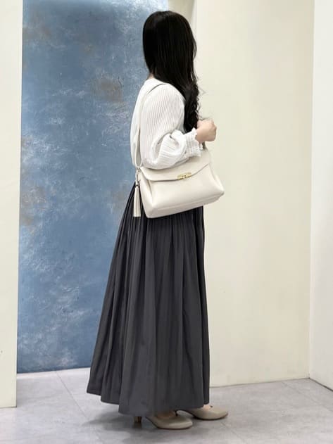 まおさんの「grove｜【ふわっと心地よい足入れ】やわここち(R)Vカットパンプス」を使ったコーディネート