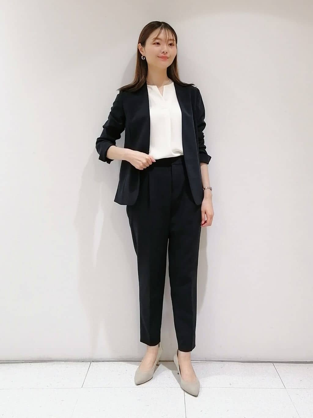 ayanoさんの「INDIVI｜【洗える/UVケア/エコ/日本製】ストレッチノーカラージャケット」を使ったコーディネート