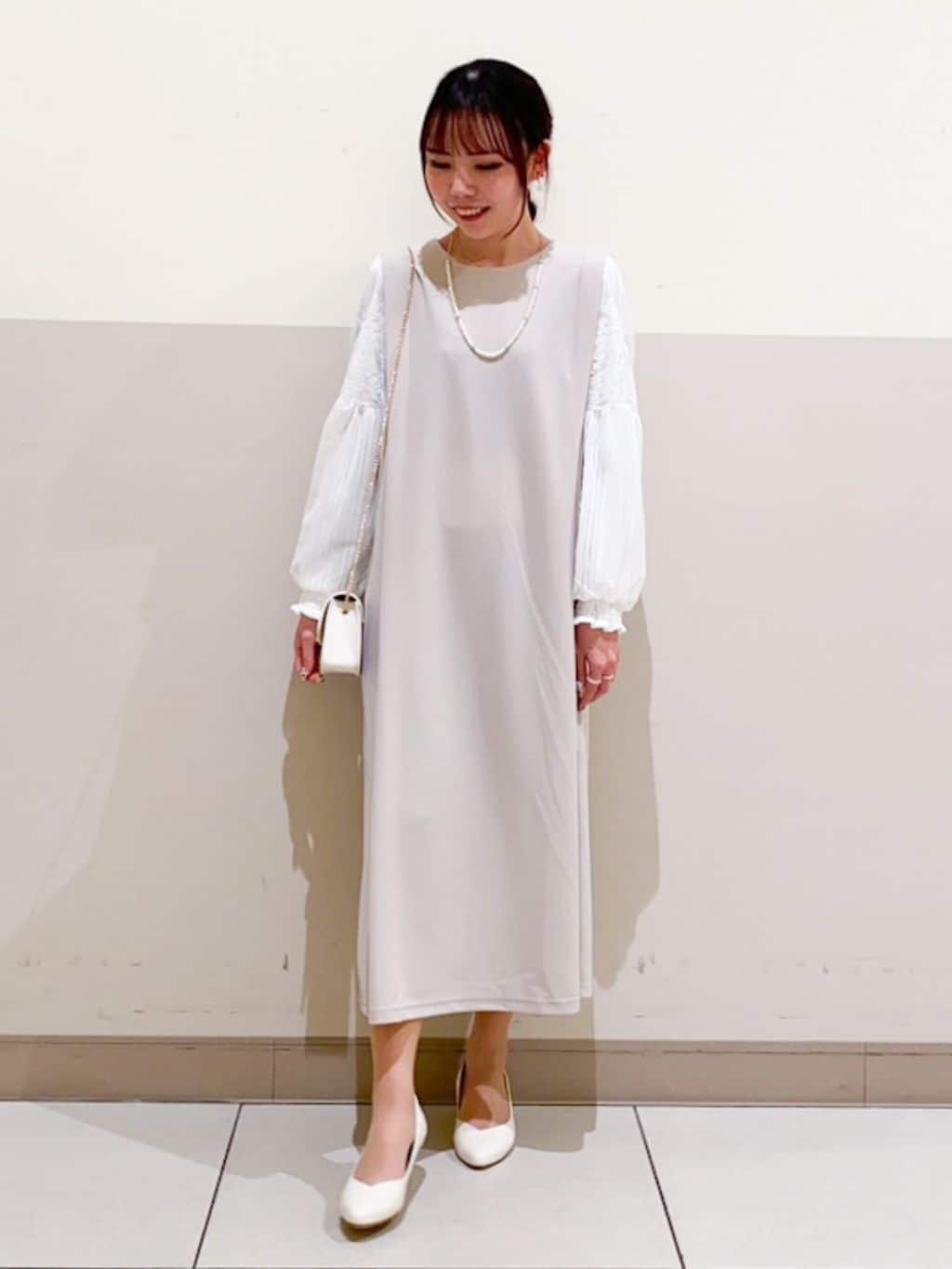 れーなさんの「grove｜【ふわっと心地よい足入れ】やわここち(R)Vカットパンプス」を使ったコーディネート