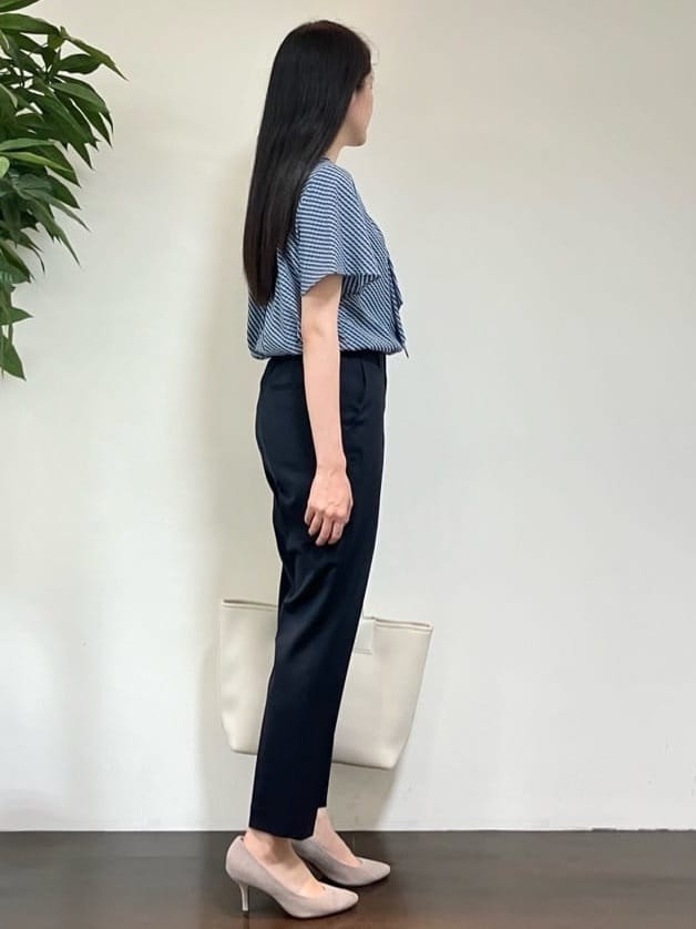 カレンさんの「UNTITLED｜【洗える通勤スーツ】レジェールギャバ ストレッチテーパードパンツ」を使ったコーディネート