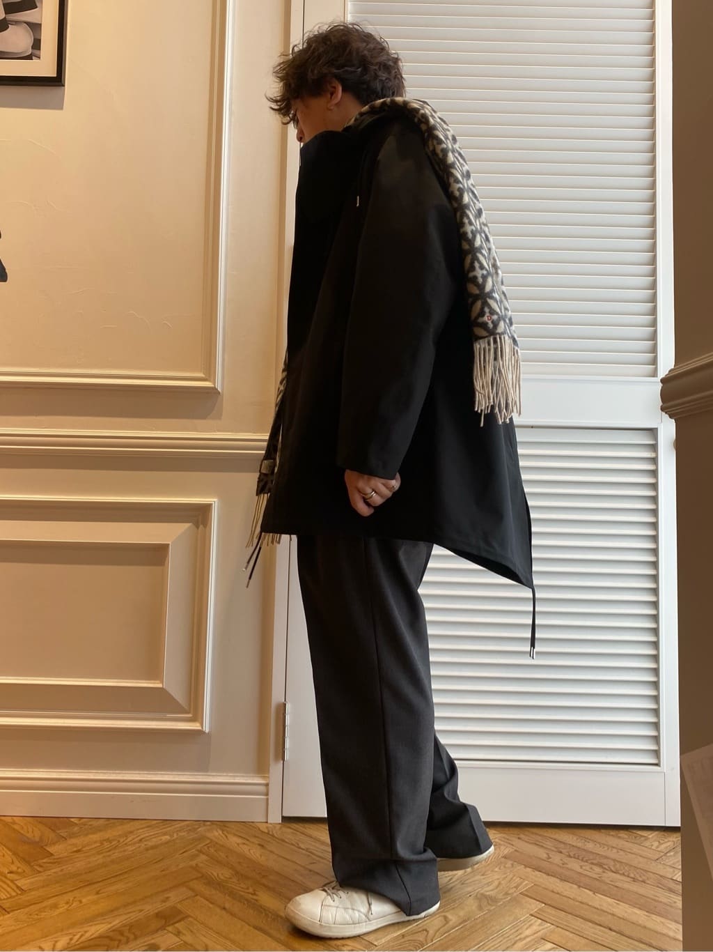 須田　慎二郎さんの「DRESSTERIOR｜オーバーラップサークル カシミヤ100%マフラー」を使ったコーディネート