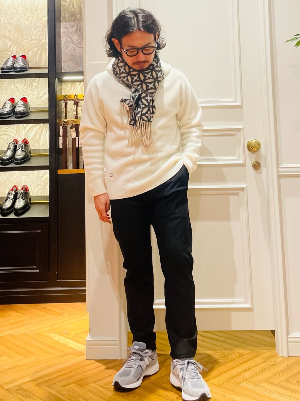 鶴田大士さんの「DRESSTERIOR｜オーバーラップサークル カシミヤ100%マフラー」を使ったコーディネート