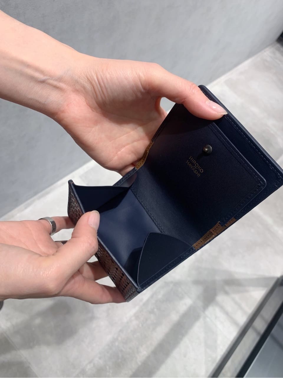Kさんの「HIROKO HAYASHI｜CARATI（カラーティ）薄型二つ折り財布」を使ったコーディネート