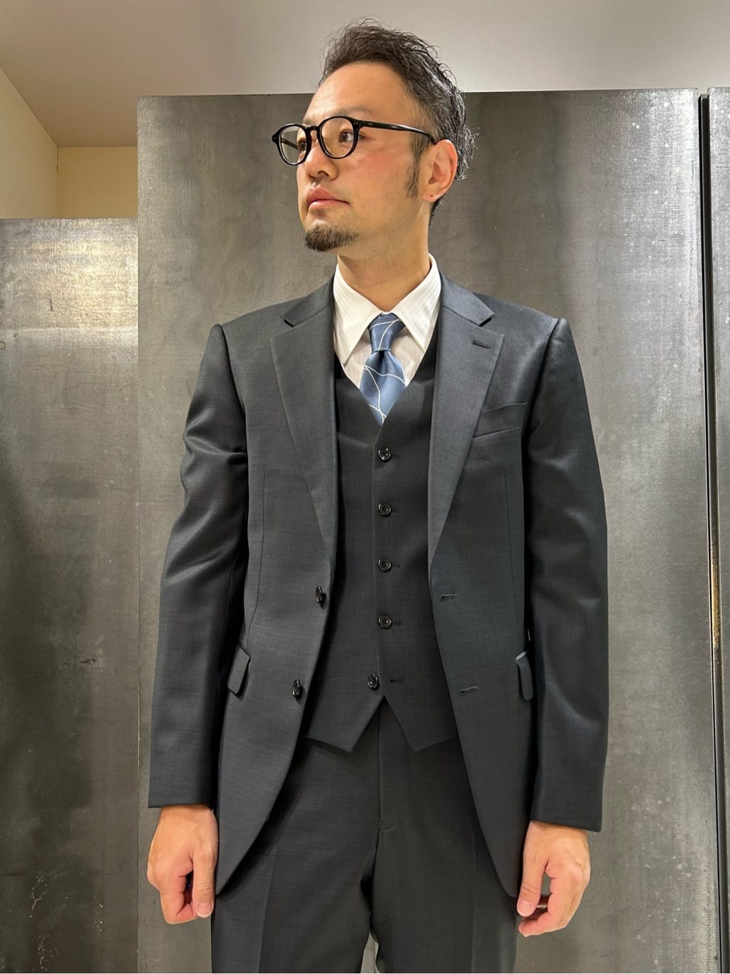 coheyさんの「TAKEO KIKUCHI｜【Three by Three】シャイニーシャークピンヘッド スーツ/3ピース対応可」を使ったコーディネート