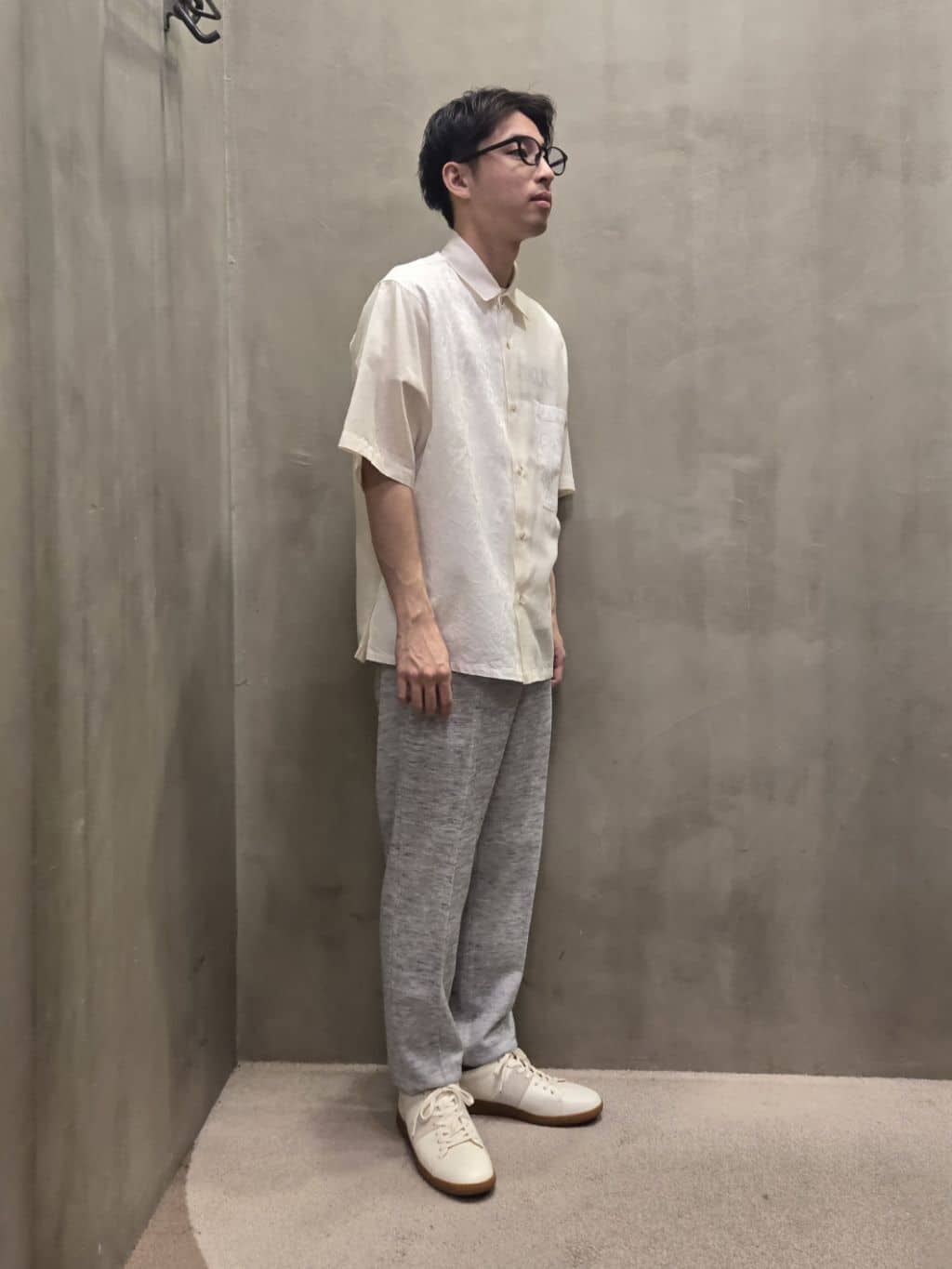 白木駆さんの「TAKEO KIKUCHI｜【尾州織】リネンブレンド メッシュパンツ」を使ったコーディネート