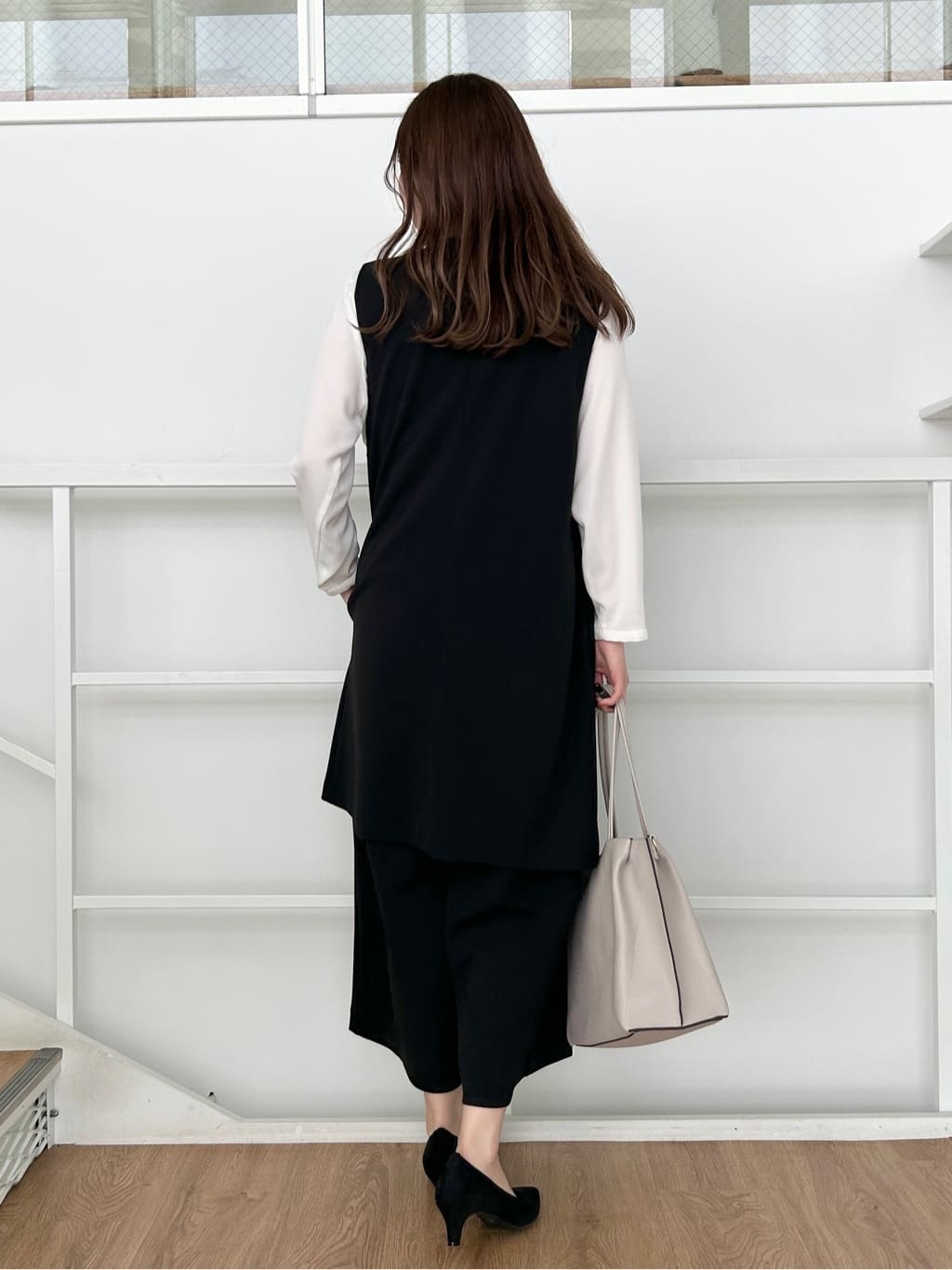 shionさんの「SHOO･LA･RUE｜【通勤/デイリー/セットアップ可】マルチに使える カットジョーゼット ワイドパンツ」を使ったコーディネート