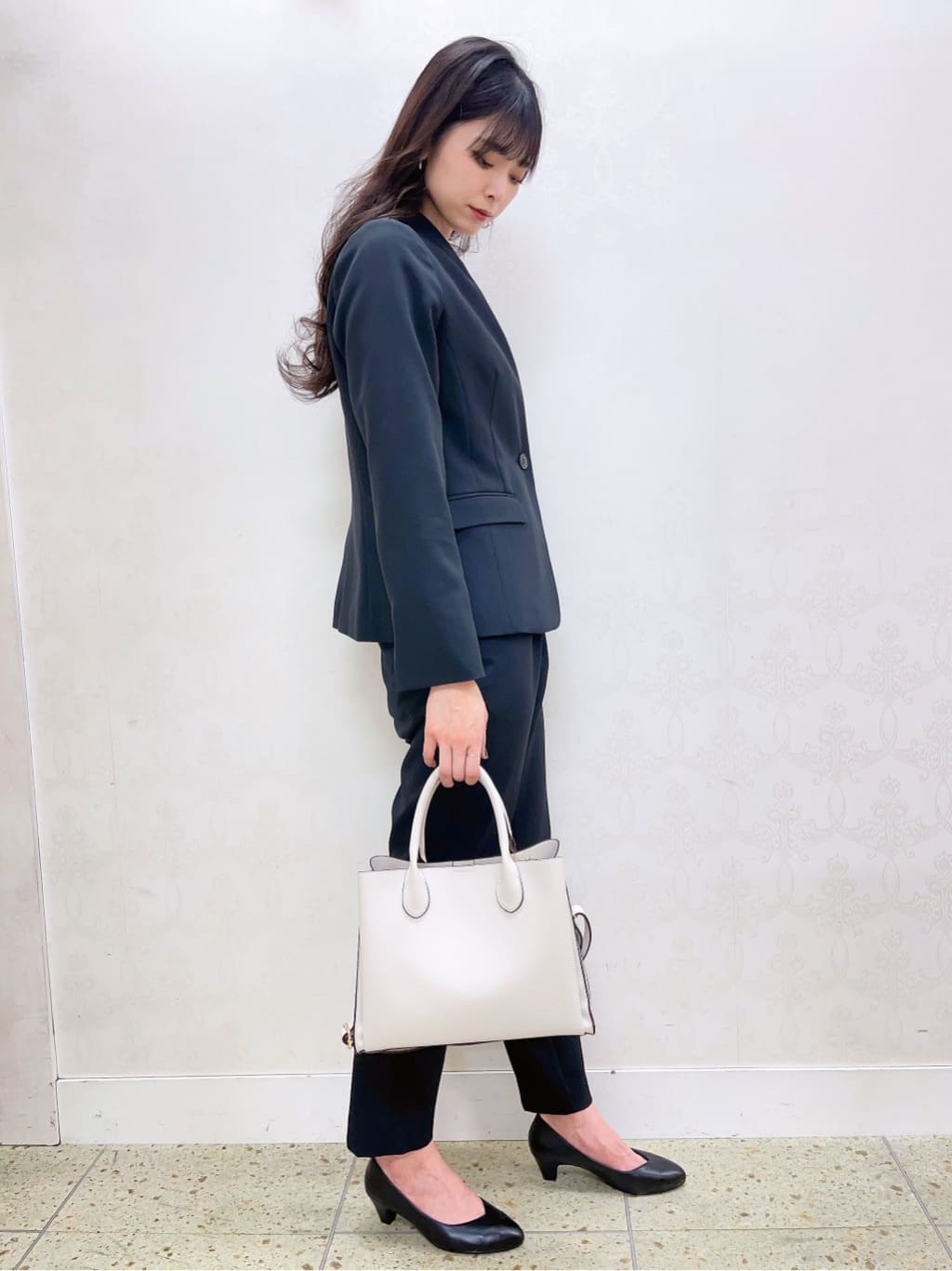 sakiさんの「grove｜【ふわっと心地よい足入れ】やわここち(R)Vカットパンプス」を使ったコーディネート