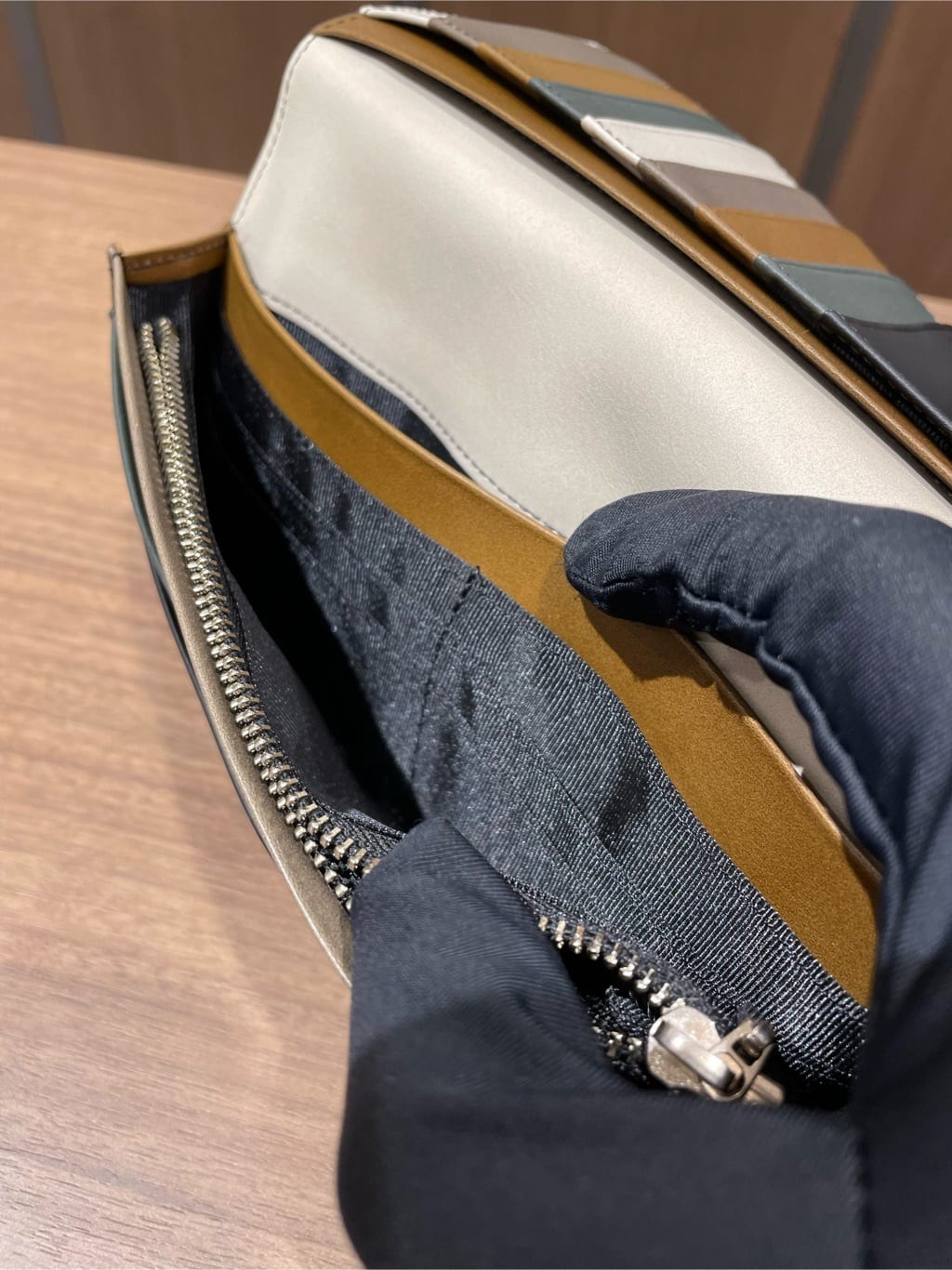 コウノ モトヤさんの「TAKEO KIKUCHI｜アンティーク調レザー 2つ折り長財布」を使ったコーディネート