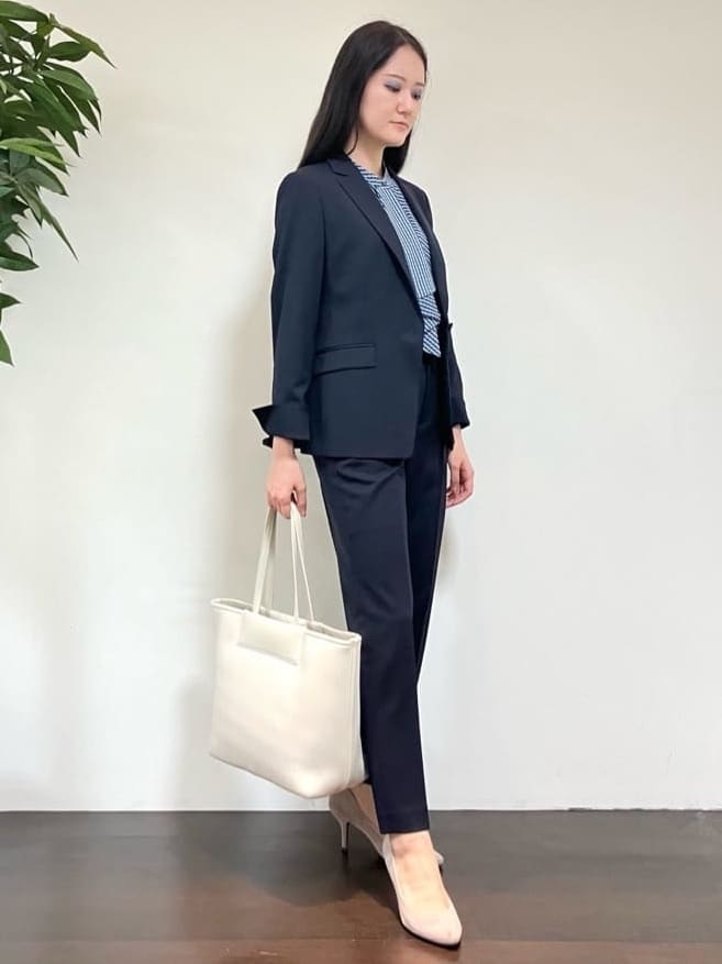 カレンさんの「UNTITLED｜【洗える通勤スーツ】レジェールギャバ ストレッチテーパードパンツ」を使ったコーディネート