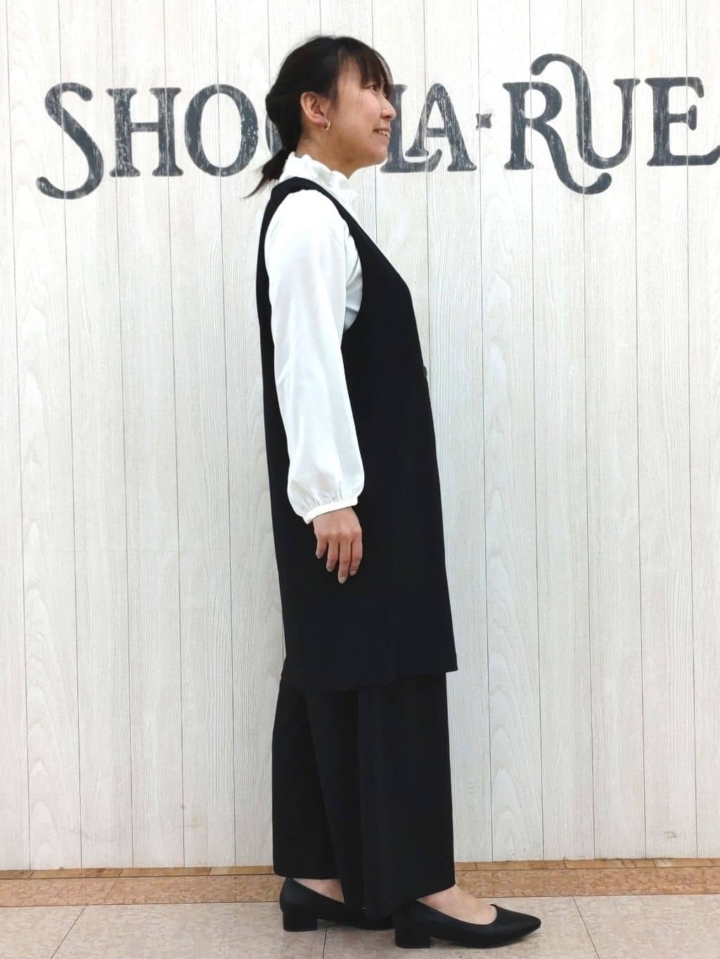 とろろさんの「SHOO･LA･RUE｜【通勤/デイリー/セットアップ可】マルチに使える カットジョーゼット ワイドパンツ」を使ったコーディネート