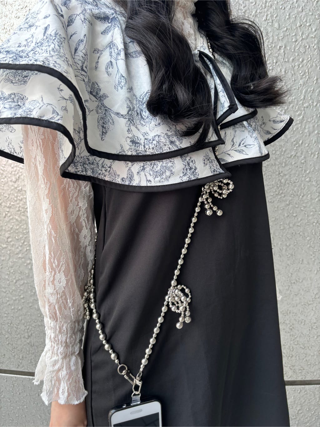 HUANG WEI HSUANさんの「ESPERANZA｜チュールフリルストラップ スマホショルダー スマホアクセサリー」を使ったコーディネート