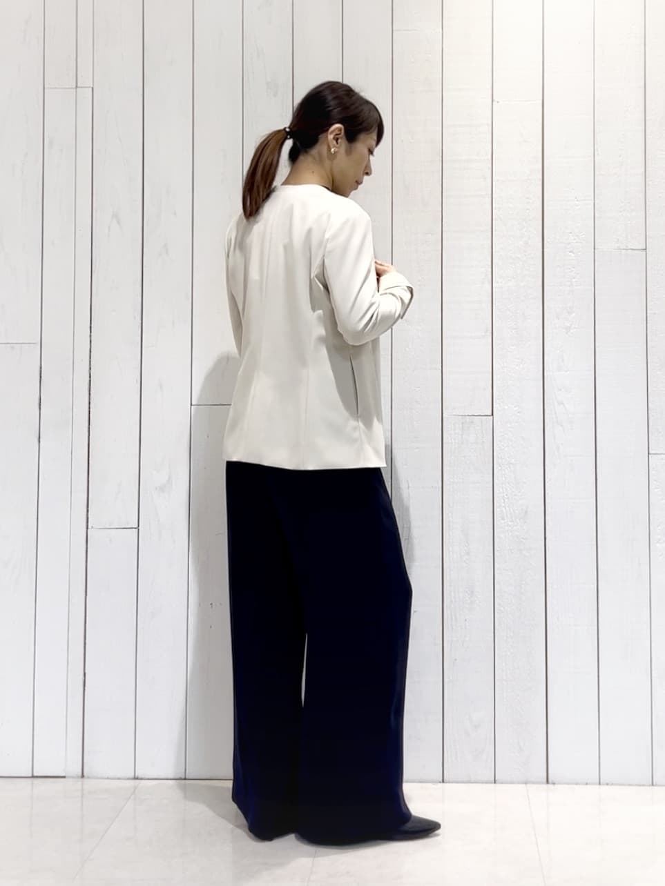 𝑹𝑶𝑴𝑰さんの「INDIVI｜【定番スーツ/洗える/UVケア】ストレッチノーカラージャケット」を使ったコーディネート