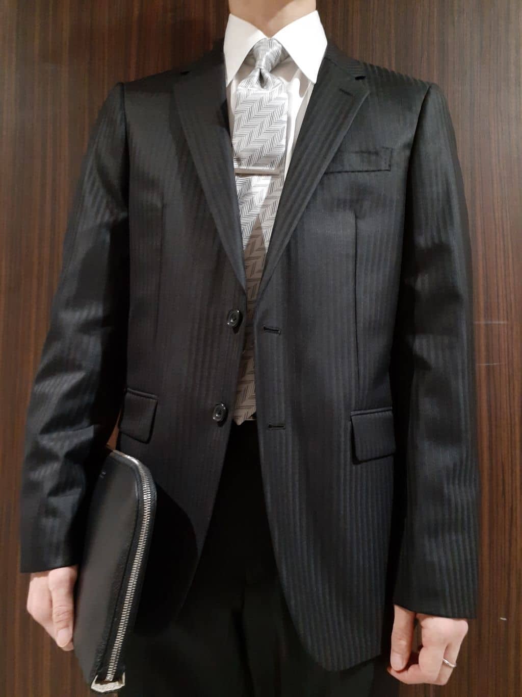 Maedaさんの「TAKEO KIKUCHI｜【ナローモデル】シャイニー ヘリンボン ストライプ スーツ/3ピース対応可」を使ったコーディネート