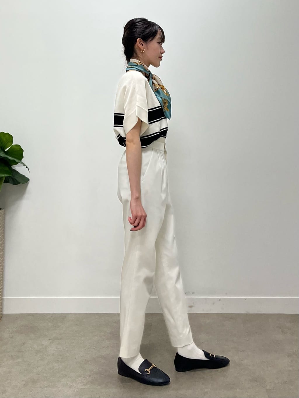 kaaiさんの「UNTITLED｜【手洗い／58cm正方形】ベルトプリントスカーフ」を使ったコーディネート
