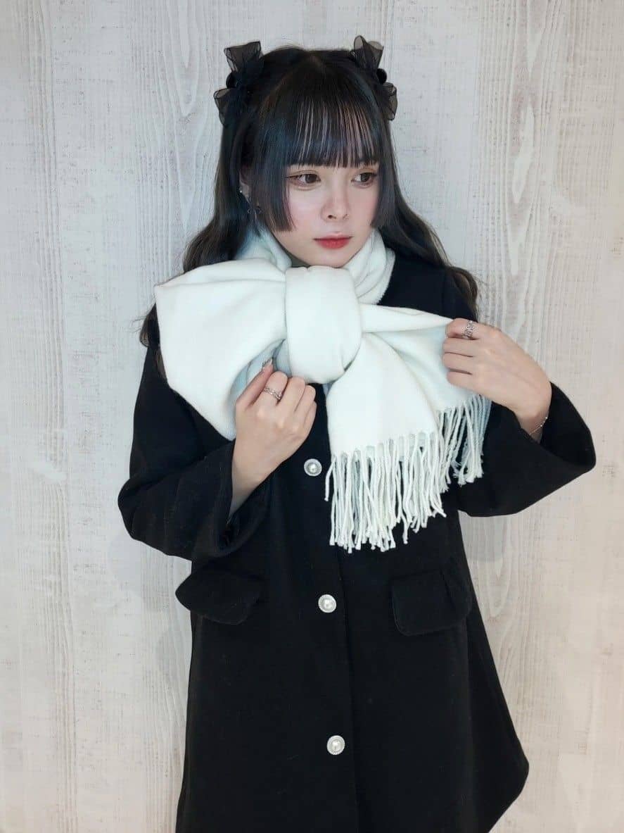 HUANG WEI HSUANさんの「ESPERANZA｜洗えるシンプルカラーストール 累計販売約5000枚【防寒／マフラー／無地／ギフト】」を使ったコーディネート