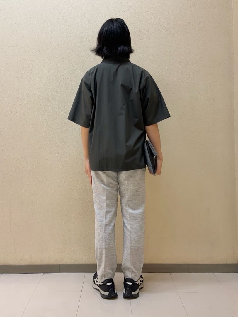及川さんの「TAKEO KIKUCHI｜【尾州織】リネンブレンド メッシュパンツ」を使ったコーディネート
