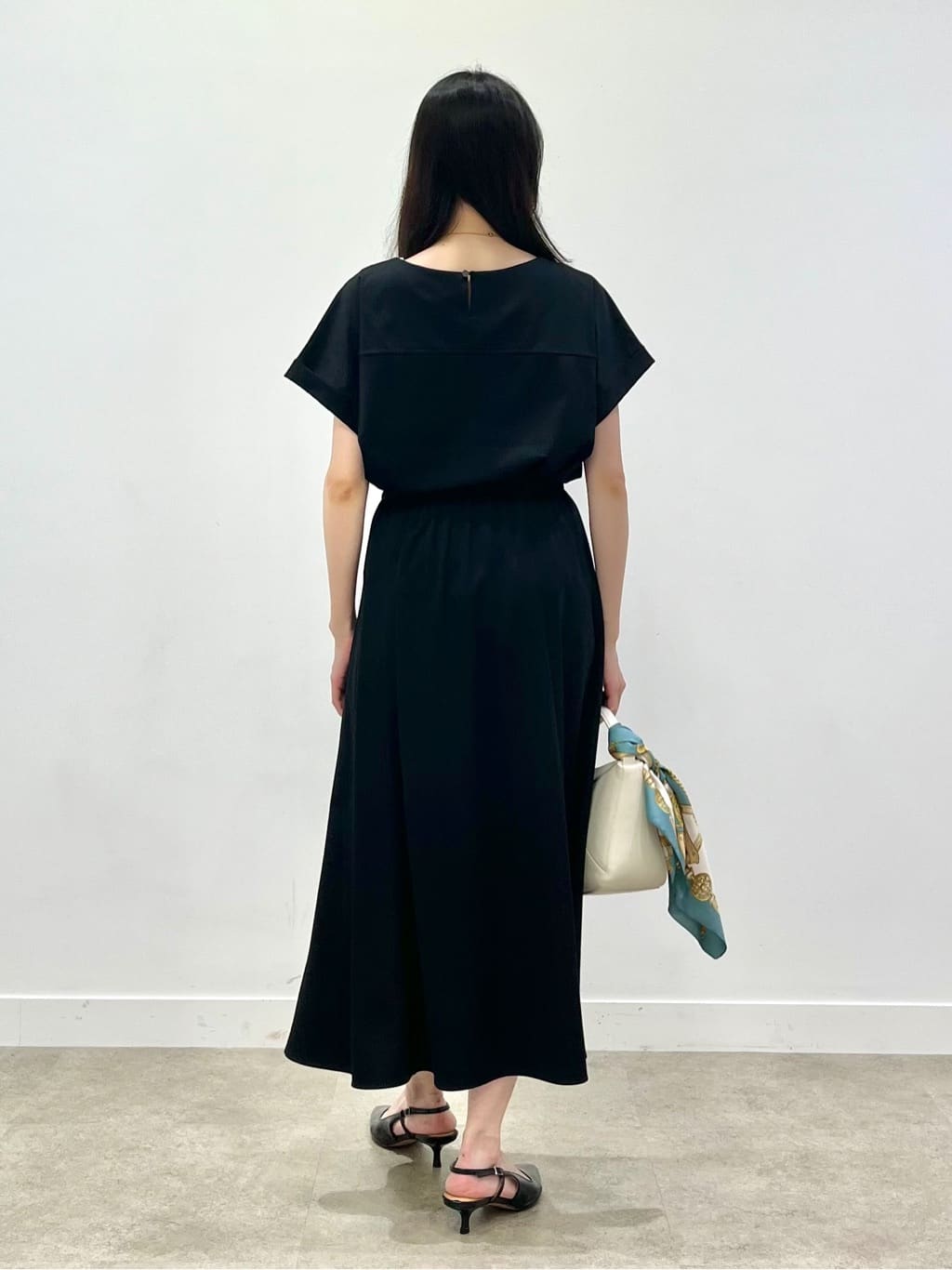 kaaiさんの「UNTITLED｜【手洗い／58cm正方形】ベルトプリントスカーフ」を使ったコーディネート