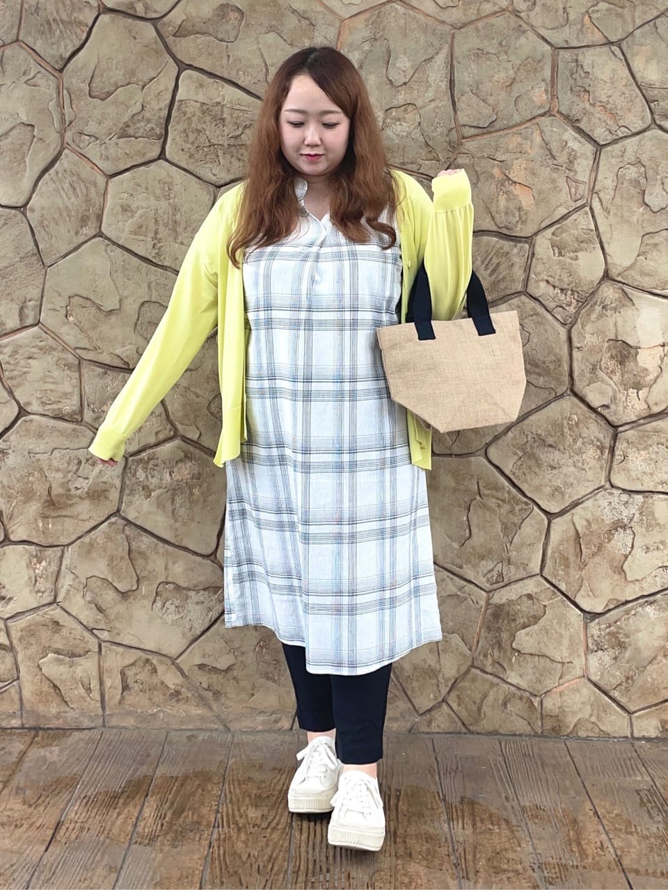 Risaさんの「SHOO･LA･RUE｜【SS-3L/無理せずスリム】 ぐんぐん伸びる イージーテーパードパンツ」を使ったコーディネート