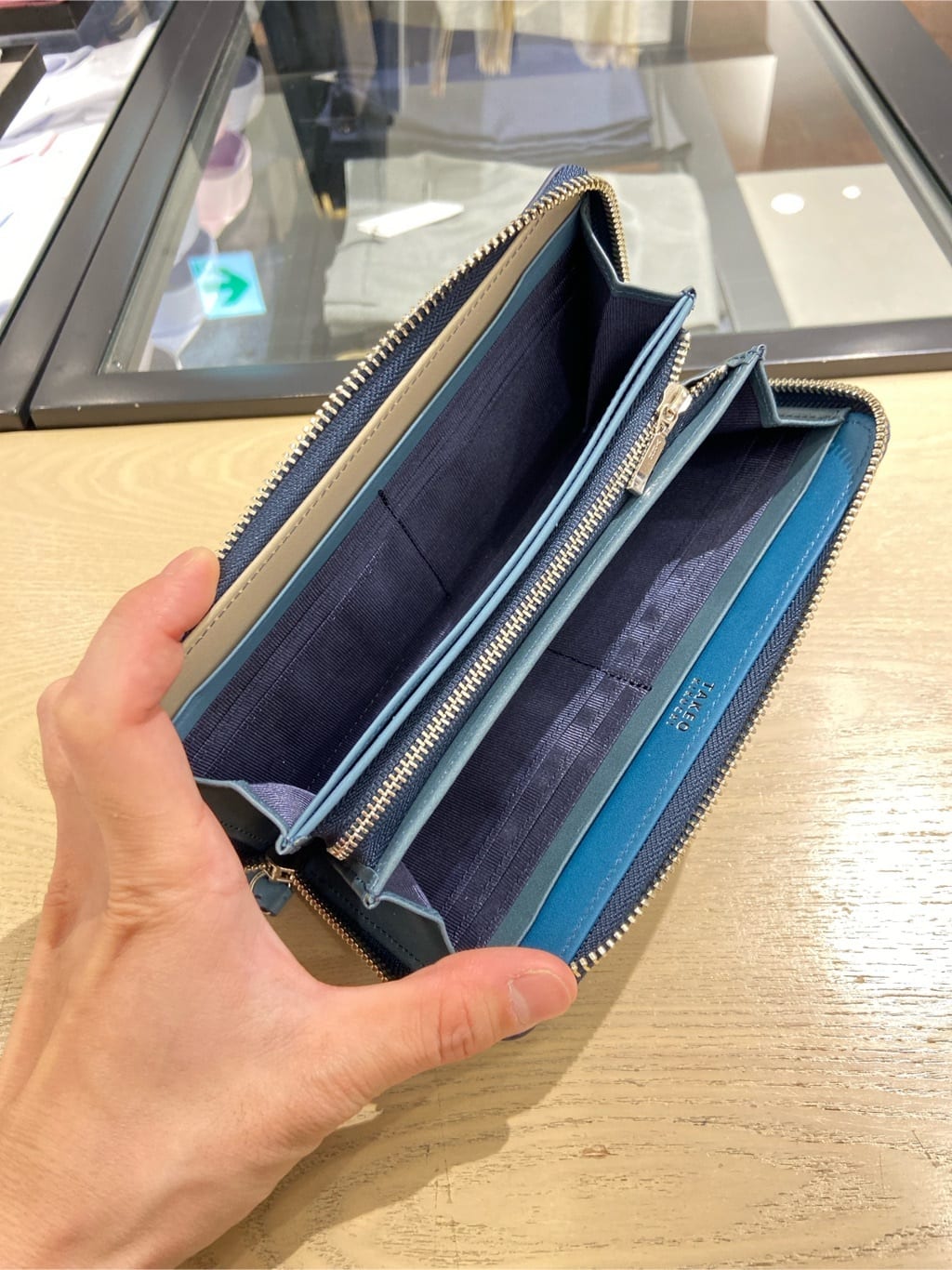 わいずみさんの「TAKEO KIKUCHI｜アンティーク調レザー ラウンドファスナー 長財布」を使ったコーディネート