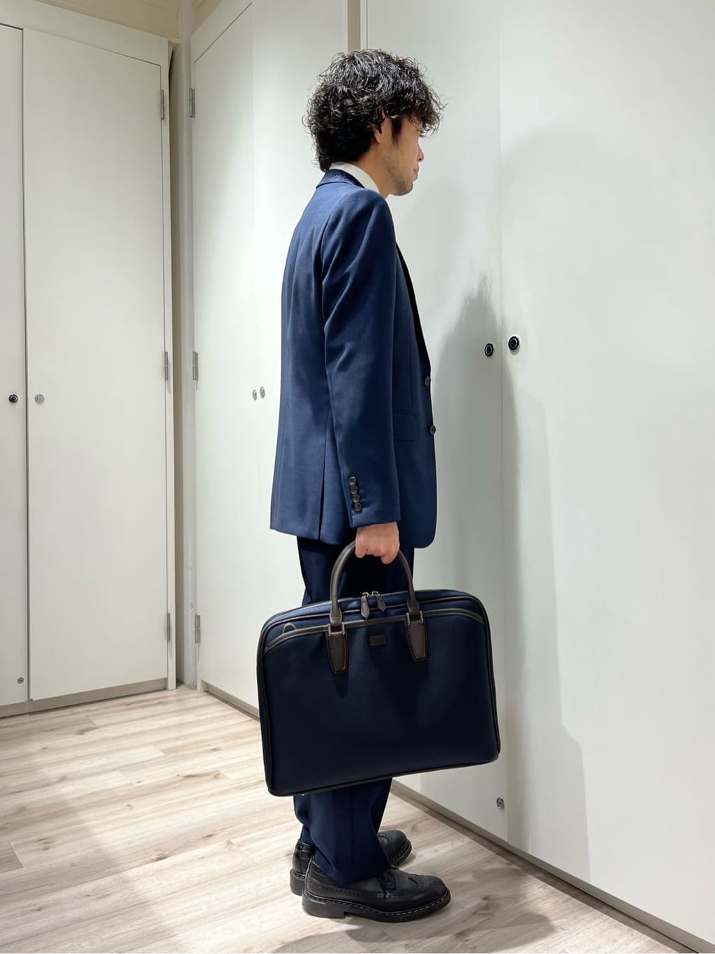 URAさんの「TAKEO KIKUCHI｜【Three by Three】シャイニーシャークピンヘッド スーツ/3ピース対応可」を使ったコーディネート