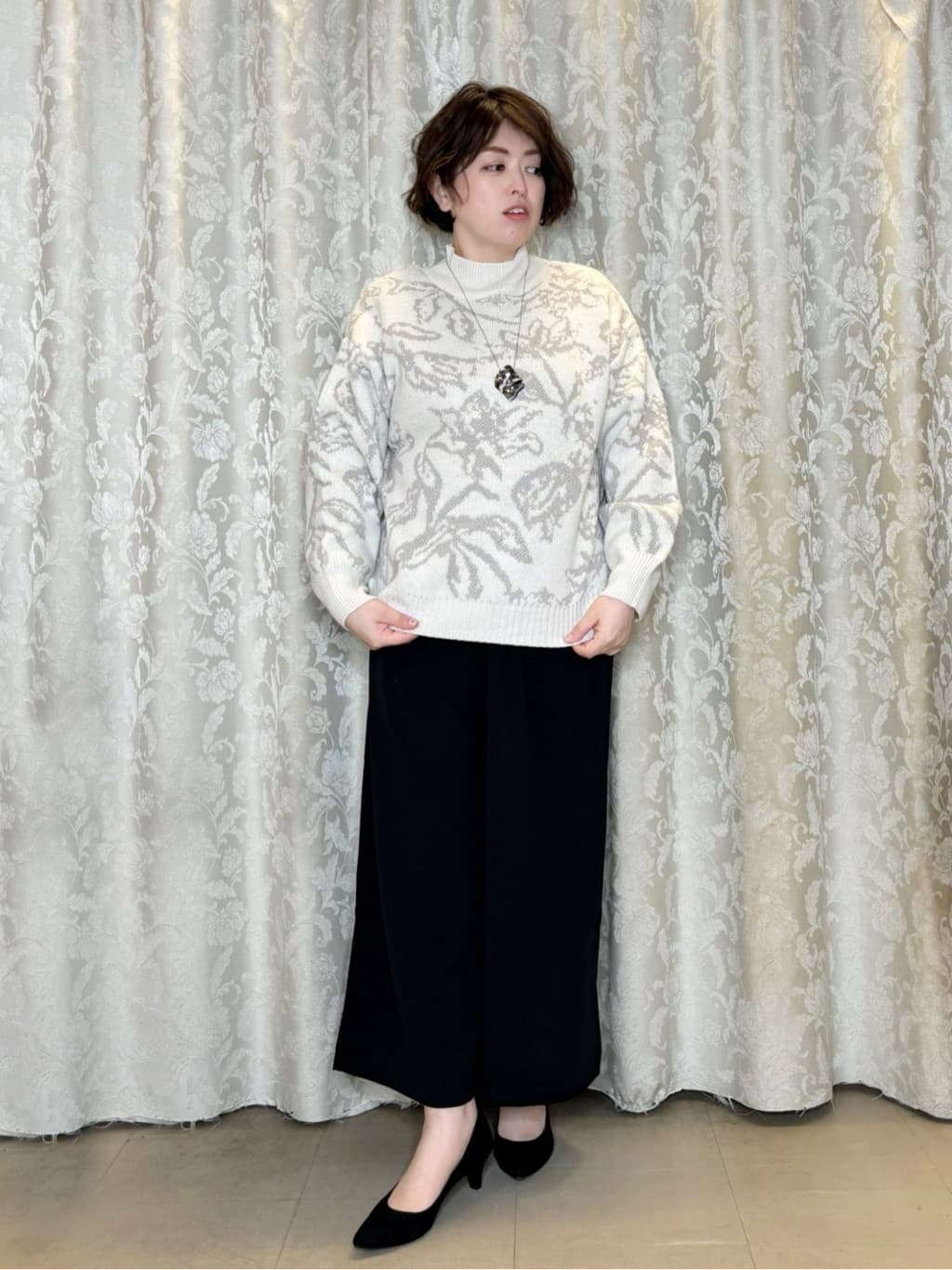 たみさんの「SHOO･LA･RUE｜【通勤/デイリー/セットアップ可】マルチに使える カットジョーゼット ワイドパンツ」を使ったコーディネート