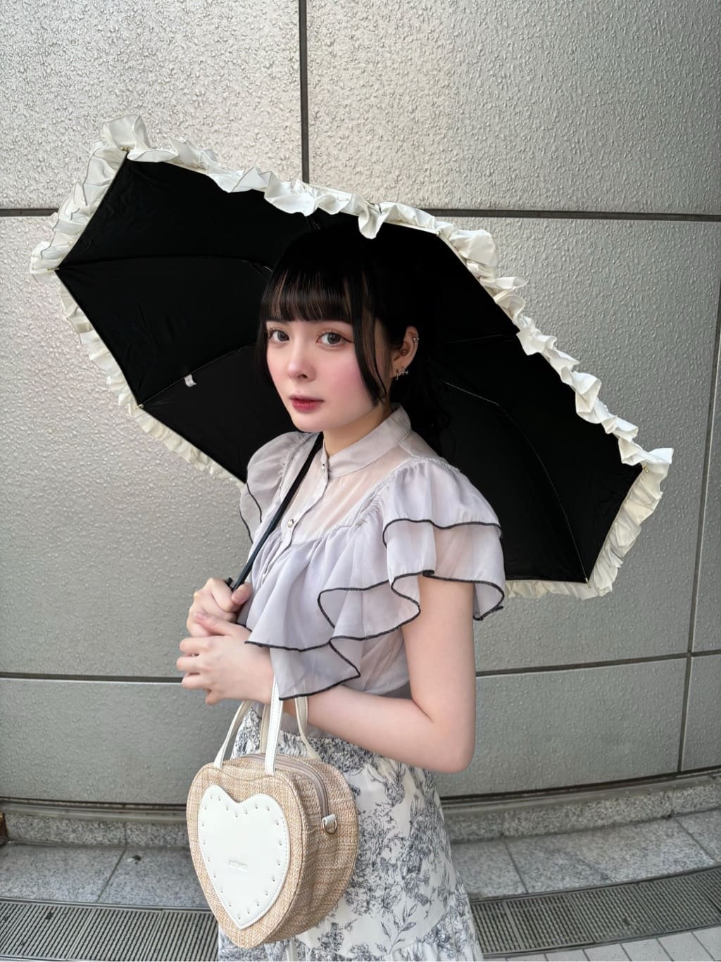 HUANG WEI HSUANさんの「ESPERANZA｜【折りたたみ/晴雨兼用】遮光率100％！ワンタッチ開閉 フリル折りたたみ日傘」を使ったコーディネート