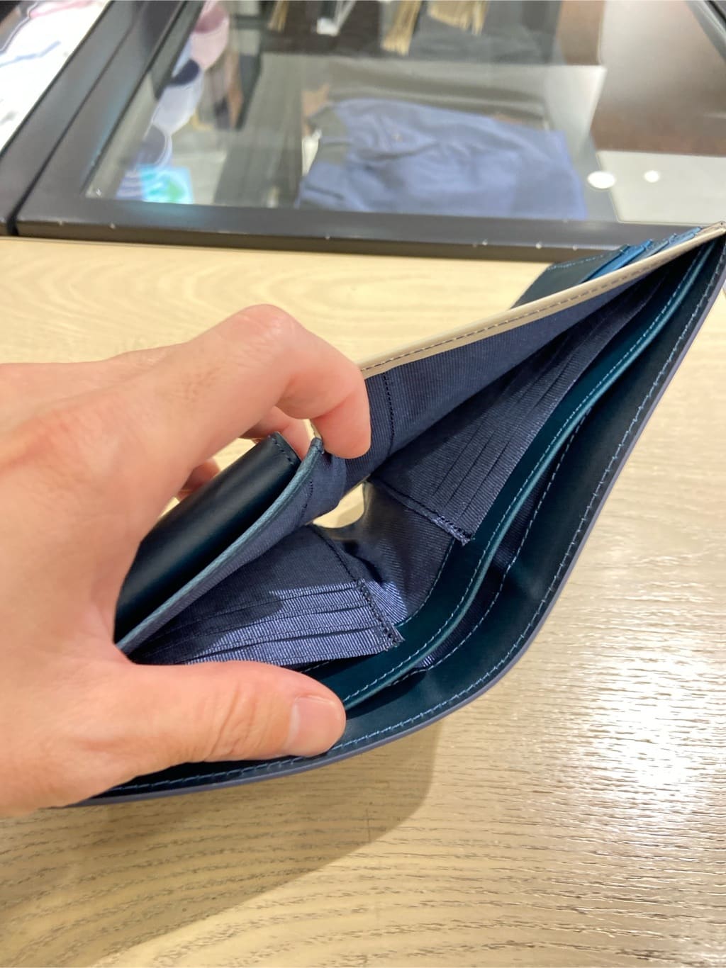 わいずみさんの「TAKEO KIKUCHI｜アンティーク調レザー 2つ折り財布」を使ったコーディネート